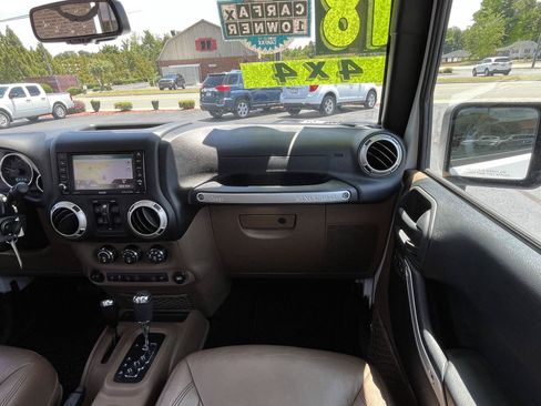 Used 2018 Jeep Wrangler Unlimited Rubicon w/ Connectivity Group AWD/4WD image 13