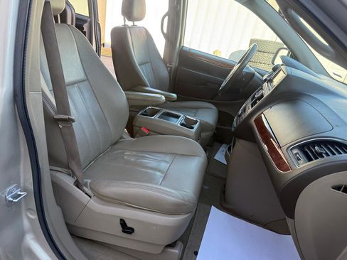 Used 2014 Chrysler Town & Country Touring-L w/ Driver Convenience Group image 18