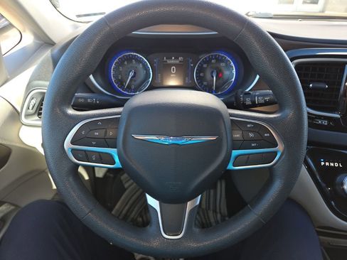 Used 2018 Chrysler Pacifica Touring w/ Tire & Wheel Group FWD image 16