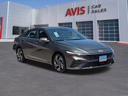Used 2025 Hyundai Elantra SEL FWD image 3