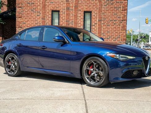 Used 2017 Alfa Romeo Giulia Ti w/ TI 19" Sport Package AWD/4WD image 3