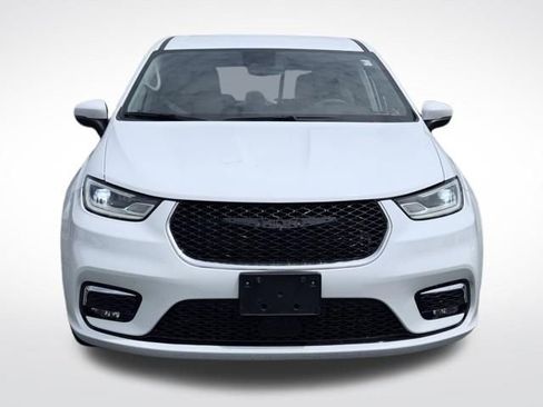 Used 2023 Chrysler Pacifica Touring-L FWD image 2