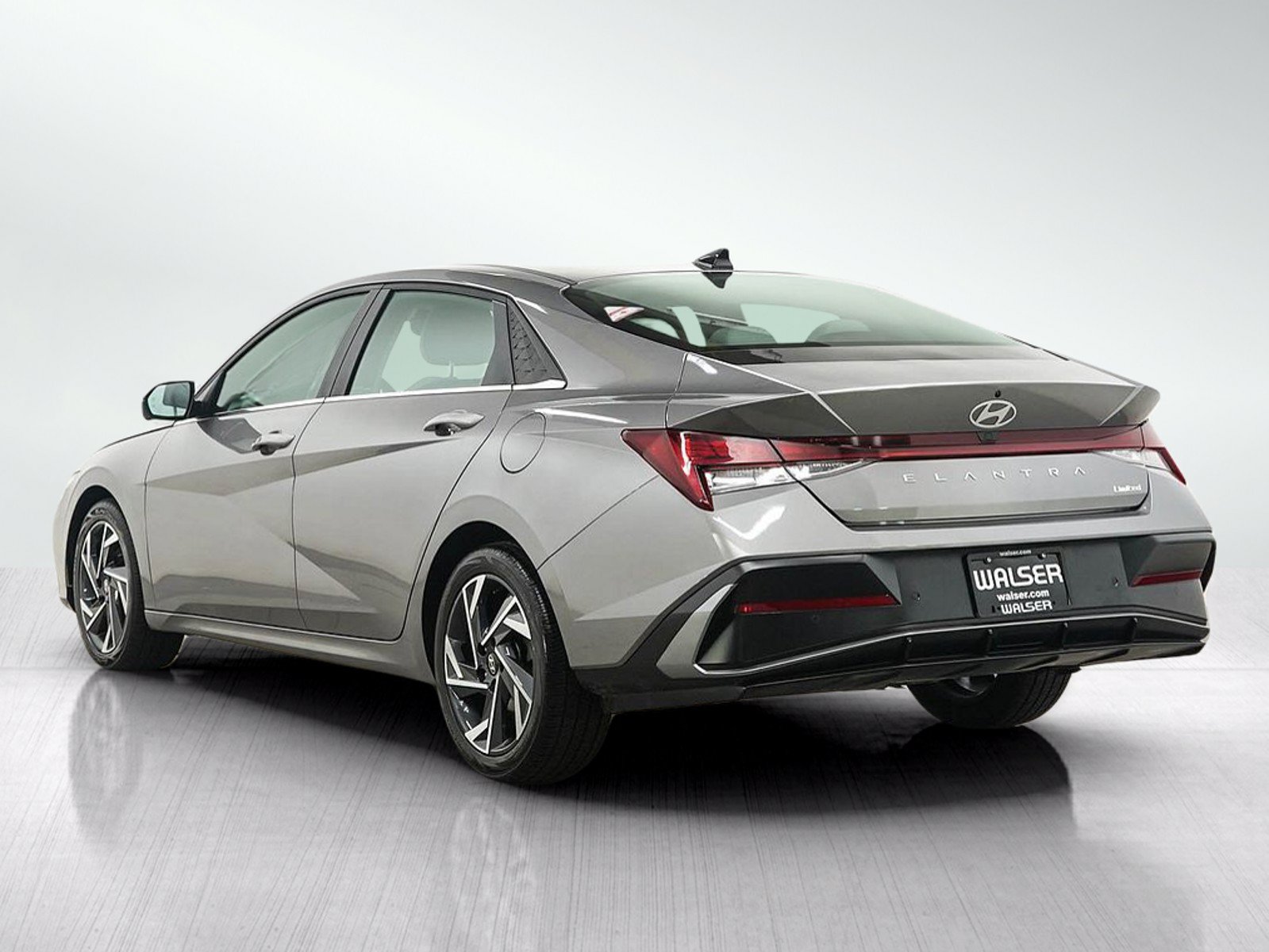 Used 2024 Hyundai Elantra Limited FWD image 3