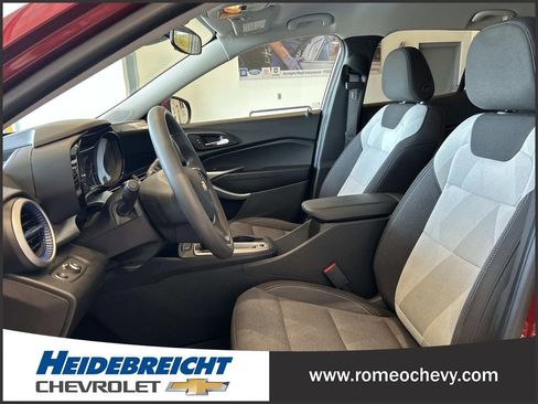 Used 2025 Chevrolet Trax LS w/ LS Convenience Package FWD image 13