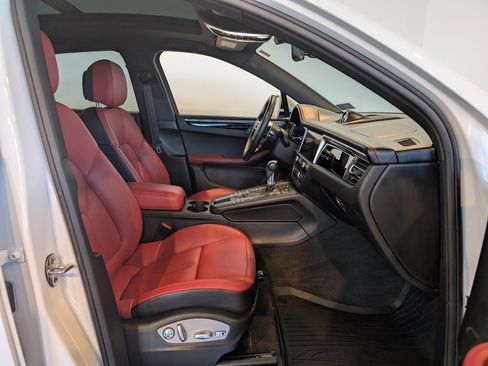 Used 2019 Porsche Macan S image 32