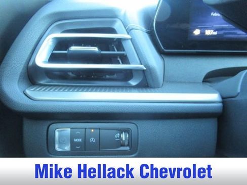 Used 2025 Chevrolet Traverse LT image 25