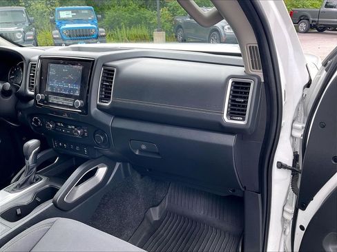 Used 2022 Nissan Frontier SV AWD/4WD image 12