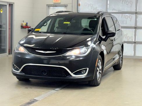 Used 2020 Chrysler Pacifica Touring-L FWD image 3