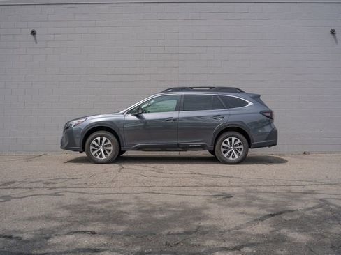 Used 2025 Subaru Outback Premium w/ Popular Package #1A AWD/4WD image 2