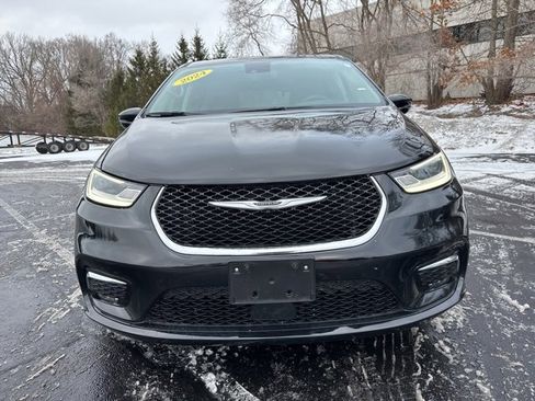 Used 2024 Chrysler Pacifica Select image 2