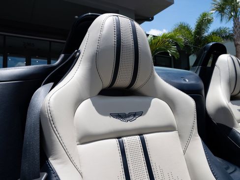 Used 2021 Aston Martin V8 Vantage Roadster RWD image 50