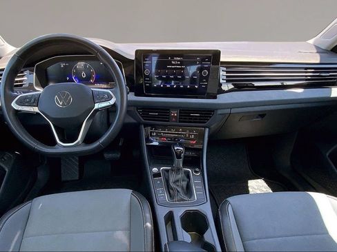 Certified 2025 Volkswagen Jetta SE w/ Sunroof Package FWD image 15