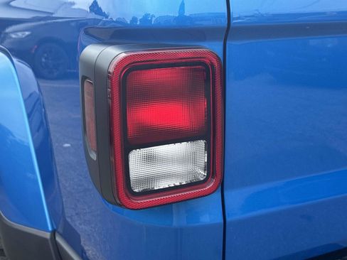 Used 2023 Jeep Gladiator Sport AWD/4WD image 11