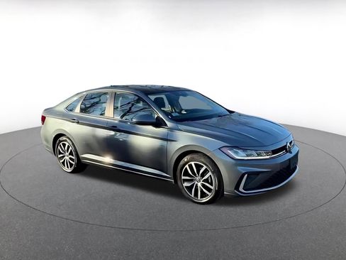 Used 2025 Volkswagen Jetta SE image 2