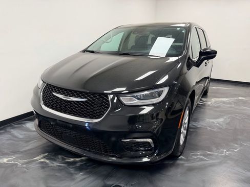 Used 2023 Chrysler Pacifica Touring-L FWD image 4