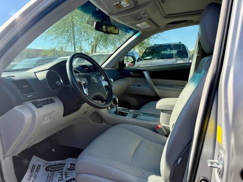 Used 2011 Toyota Highlander SE w/ Tow Pkg AWD/4WD image 9