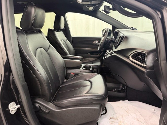 Used 2025 Chrysler Pacifica Select FWD image 13