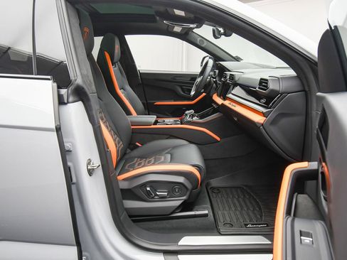 Used 2025 Lamborghini Urus SE image 50