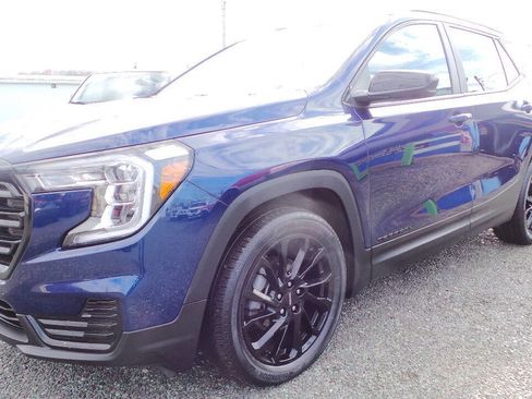 Used 2023 GMC Terrain SLE w/ Driver Convenience Package image 2