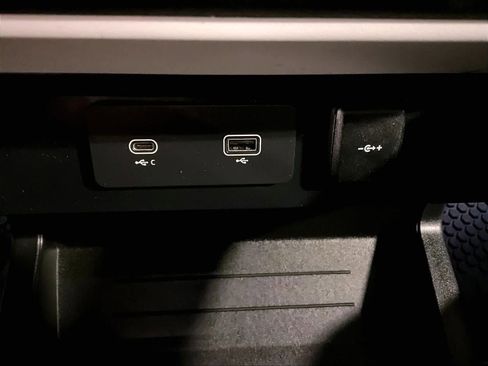 Used 2023 Land Rover Defender 110 SE image 27