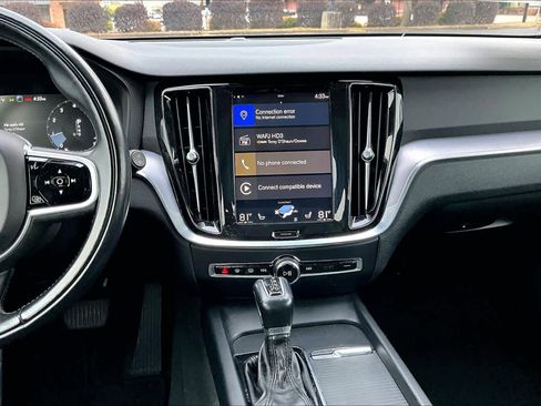 Used 2020 Volvo V60 T5 Momentum image 7