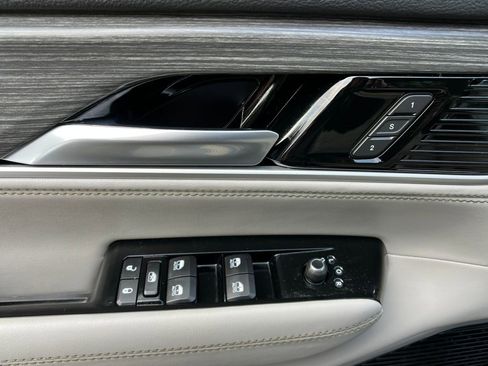 Used 2023 Jeep Wagoneer L Series III w/ Premium Group I image 12