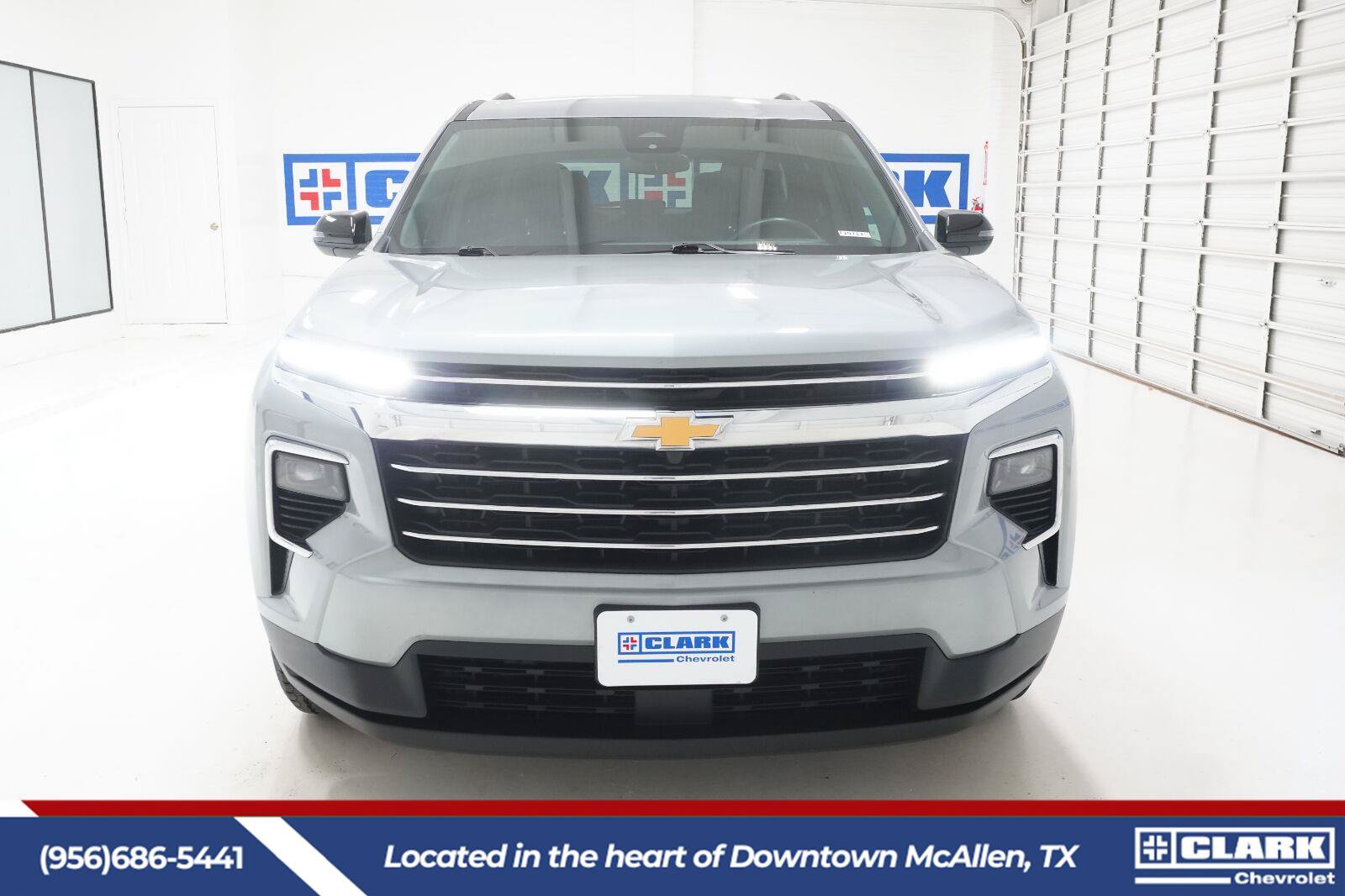Used 2025 Chevrolet Traverse LT FWD image 2