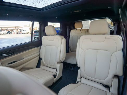 Used 2023 Jeep Grand Cherokee L Limited w/ Luxury Tech Group II AWD/4WD image 39