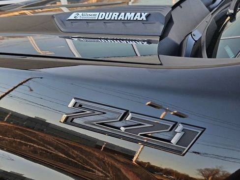 Used 2024 Chevrolet Silverado 2500 LT w/ Midnight Edition image 8