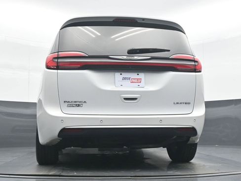 Used 2023 Chrysler Pacifica Limited FWD image 29