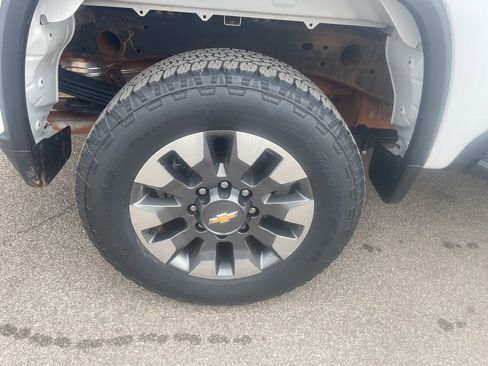 Used 2024 Chevrolet Silverado 2500 Custom w/ Custom Value Package image 10