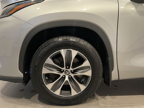 Used 2023 Toyota Highlander XLE AWD/4WD image 7