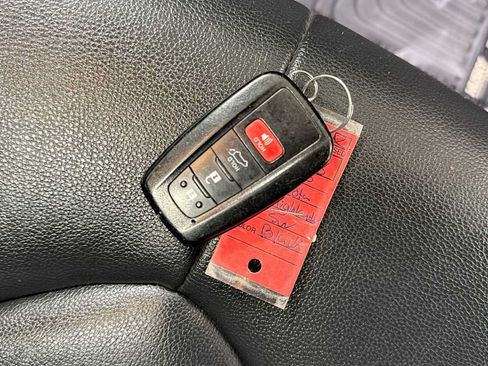 Used 2020 Toyota Highlander XLE AWD/4WD image 32