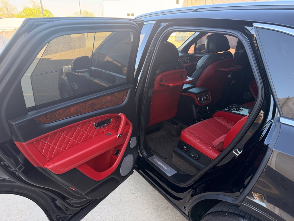 Used 2018 Bentley Bentayga AWD/4WD image 28