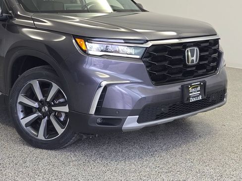 Used 2025 Honda Pilot Touring image 2