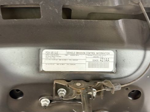 Used 2019 Jeep Cherokee Latitude Plus w/ Comfort/Convenience Group image 17