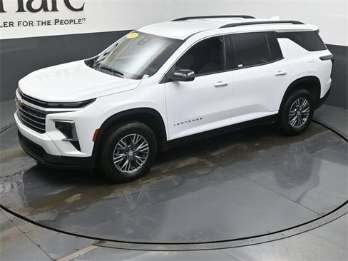 Used 2025 Chevrolet Traverse LT image 42