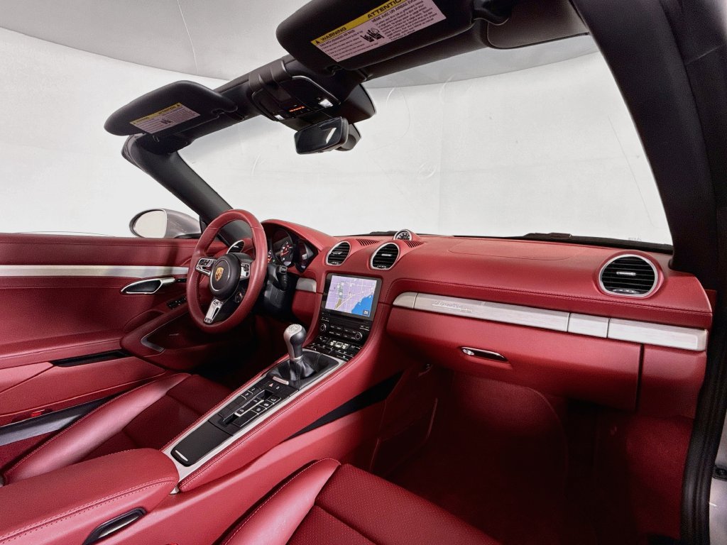 Used 2022 Porsche 718 Boxster RWD image 17