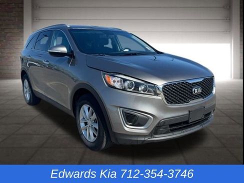 Used 2017 Kia Sorento LX w/ LX Convenience Package image 1