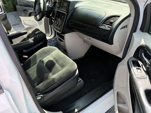 Used 2019 Dodge Grand Caravan SE FWD image 18