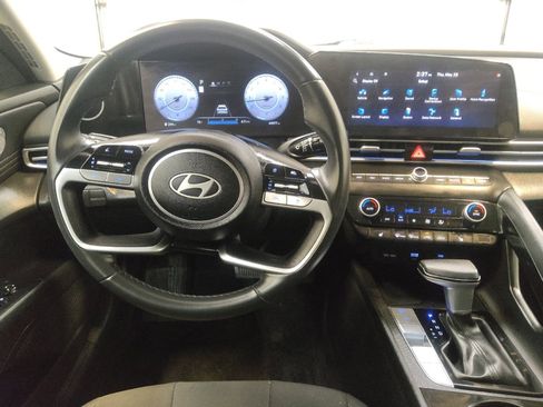 Used 2025 Hyundai Elantra SEL FWD image 22
