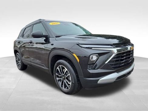 Used 2025 Chevrolet TrailBlazer LT image 1