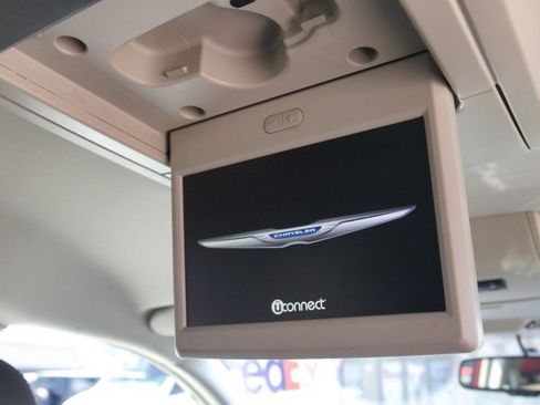 Used 2013 Chrysler Town & Country Touring FWD image 29