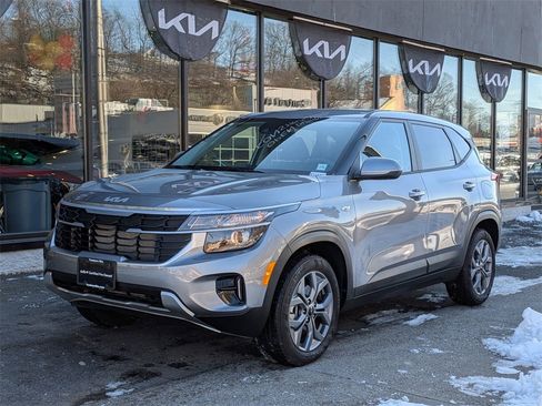 Used 2025 Kia Seltos LX image 2