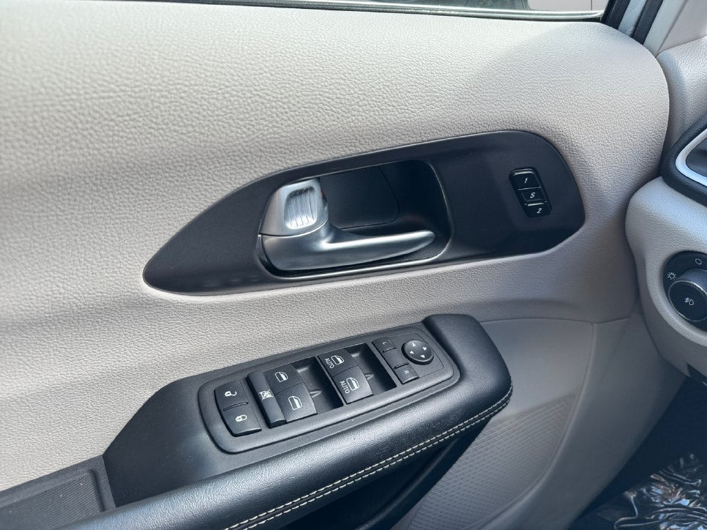 Used 2024 Chrysler Pacifica Touring-L FWD image 11