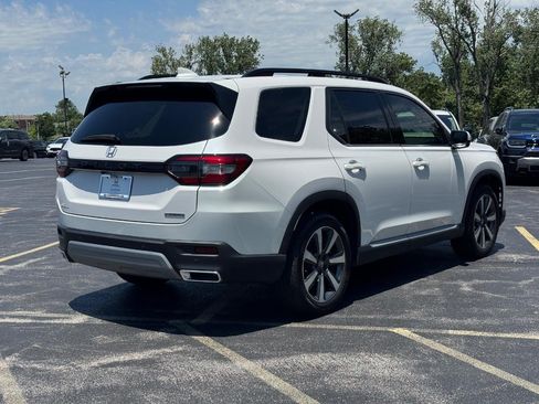 Certified 2025 Honda Pilot Touring image 4