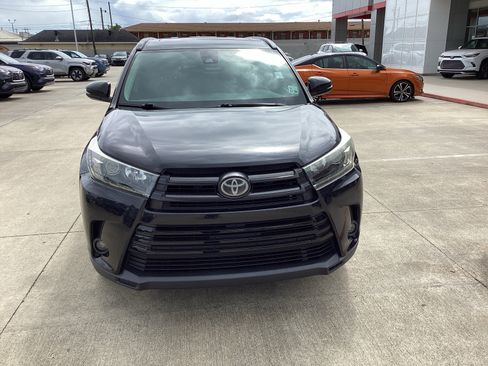 Used 2019 Toyota Highlander SE FWD image 2