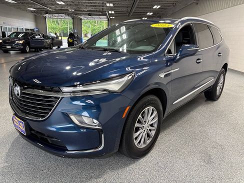 Used 2023 Buick Enclave Essence AWD/4WD image 3