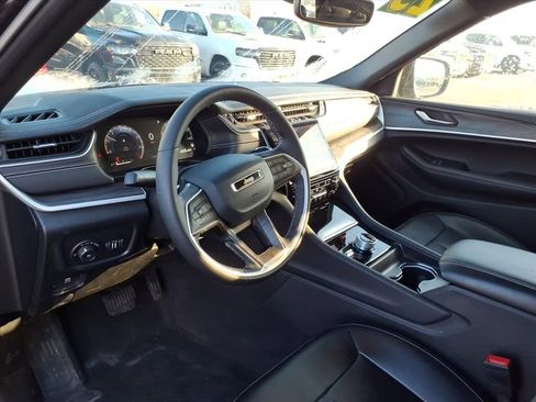 Certified 2025 Jeep Grand Cherokee L Limited w/ Black Appearance Package image 8