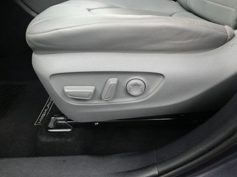 Used 2020 Toyota Highlander XLE FWD image 12